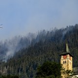 Les opérations d'extinction étaient encore en cours mardi matin au-dessus des villages de Bitsch et Ried-Mörel, dans le Haut-Valais.